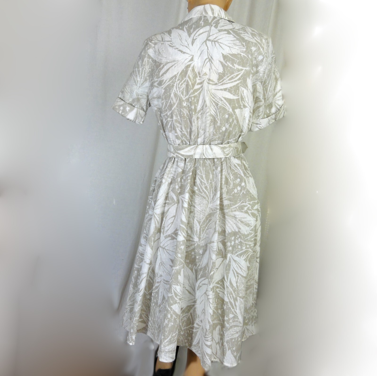 1970s Shirtwaist Dress Vintage Beige and White Botanical Leaf Print VLP Petites