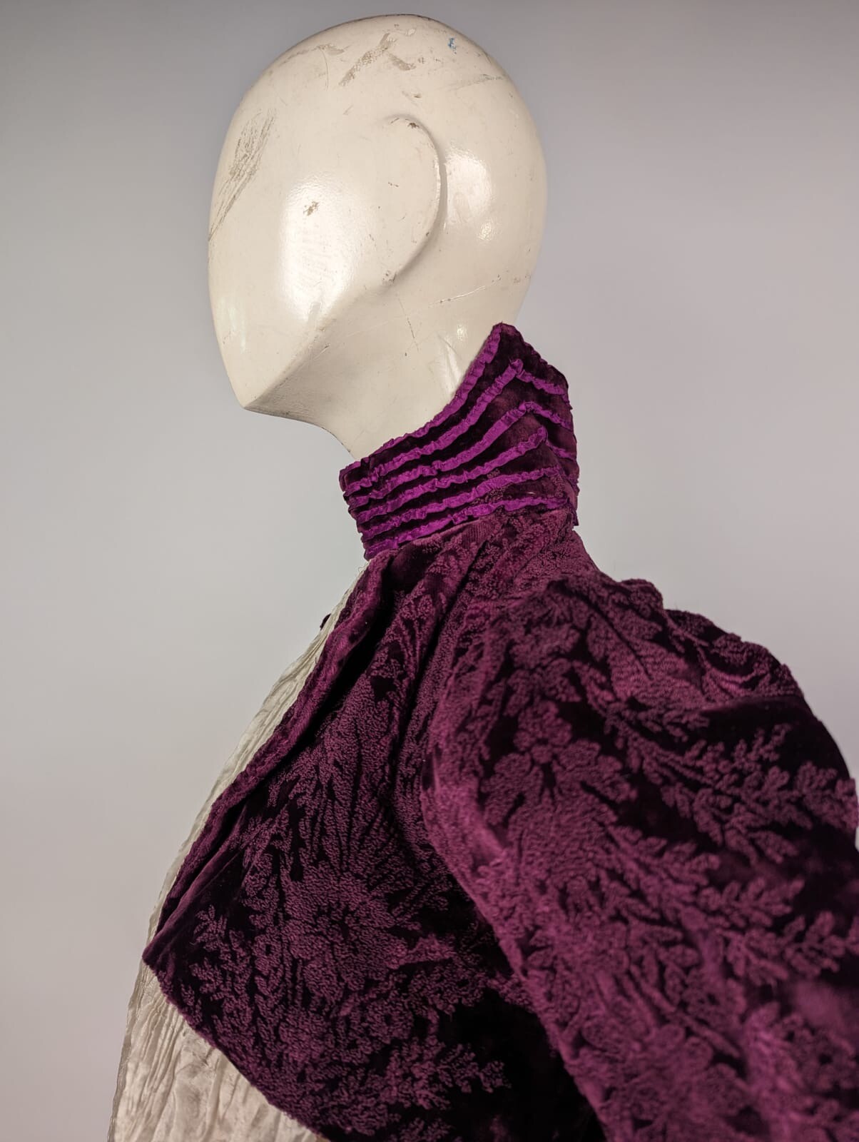 VICTORIAN 1890’S EMBROIDERED VELVET JACKET W SEVERELY HIGH COLLAR 