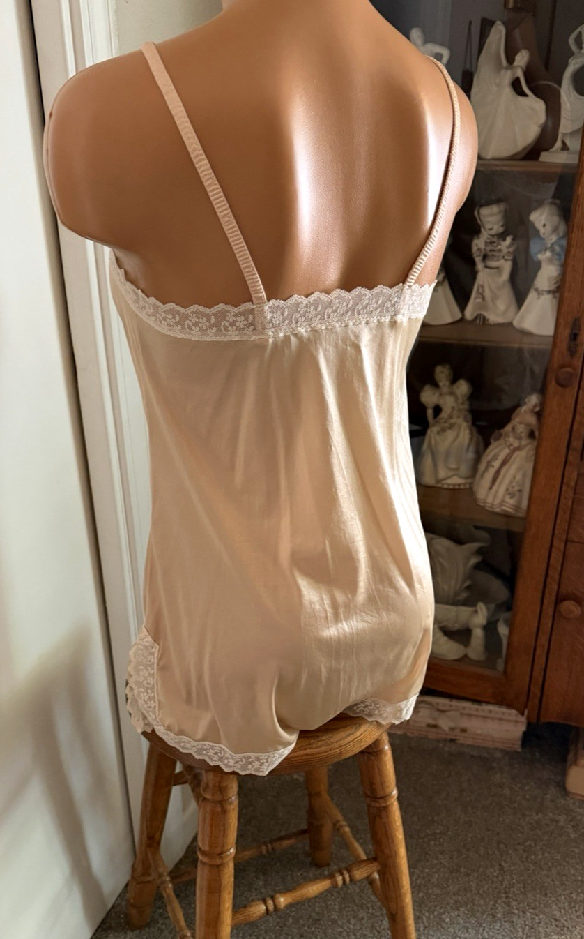 VTG 70’s HONEY BEIGE W/ LACE TRIM NYLON CAMISOLE SLIP USA SZ L