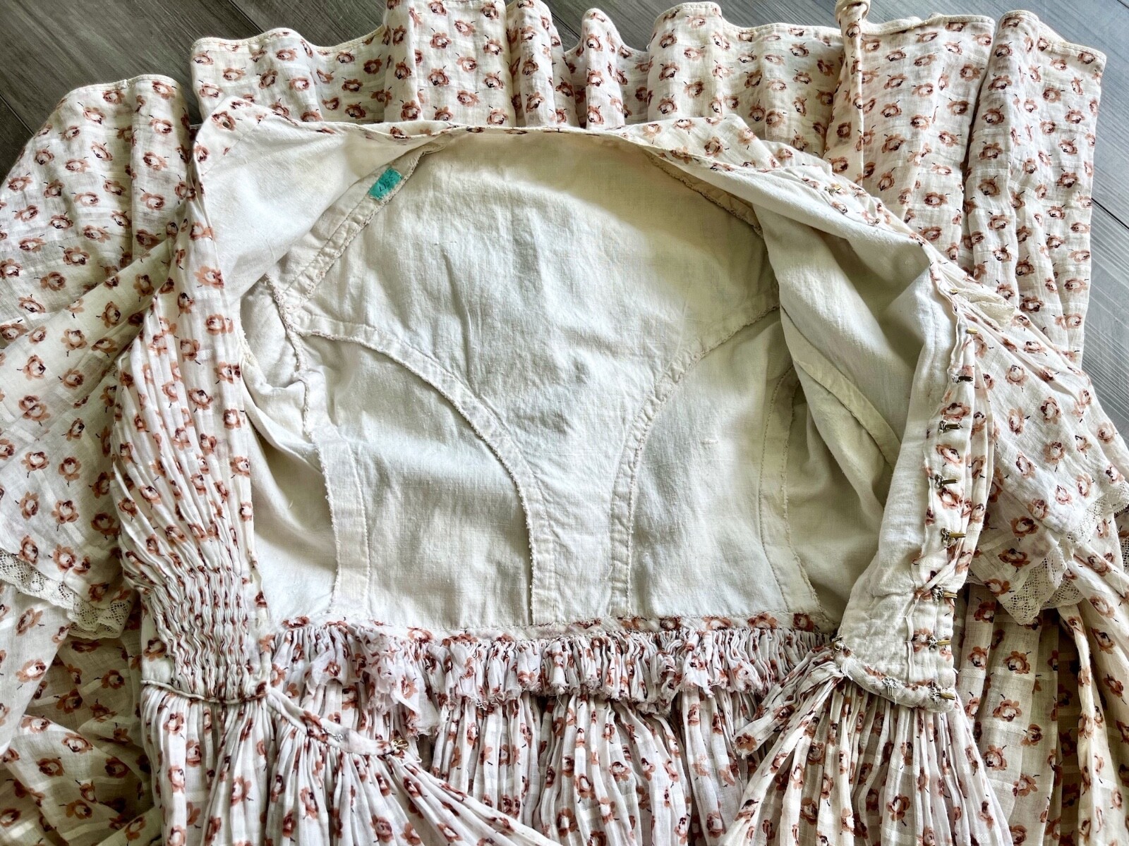 1850s Victorian Printed Rosebud Cotton Fan Front Dress Tiered Pagoda Sleeves XS