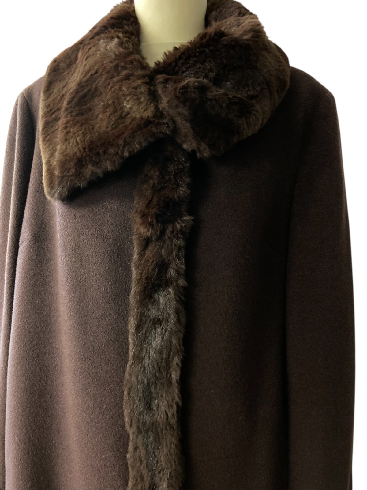 Women’s 80’s Vintage classic coat by Mura | Wool, Cashmere, and angora | EU 44