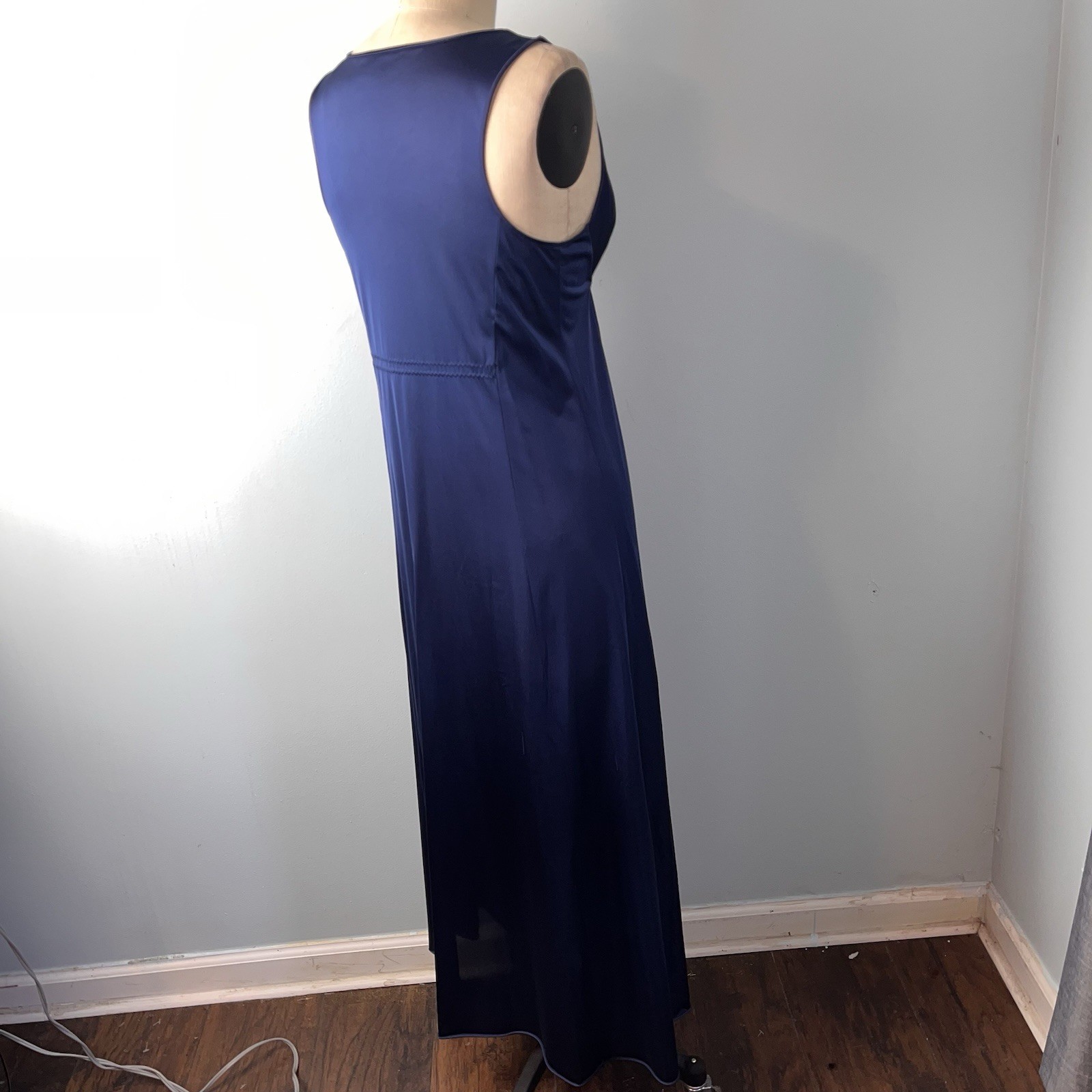 Vtg VANITY FAIR Long Nightgown Nightie Blue Dynasty Hollywood Sweep 34 Stretch