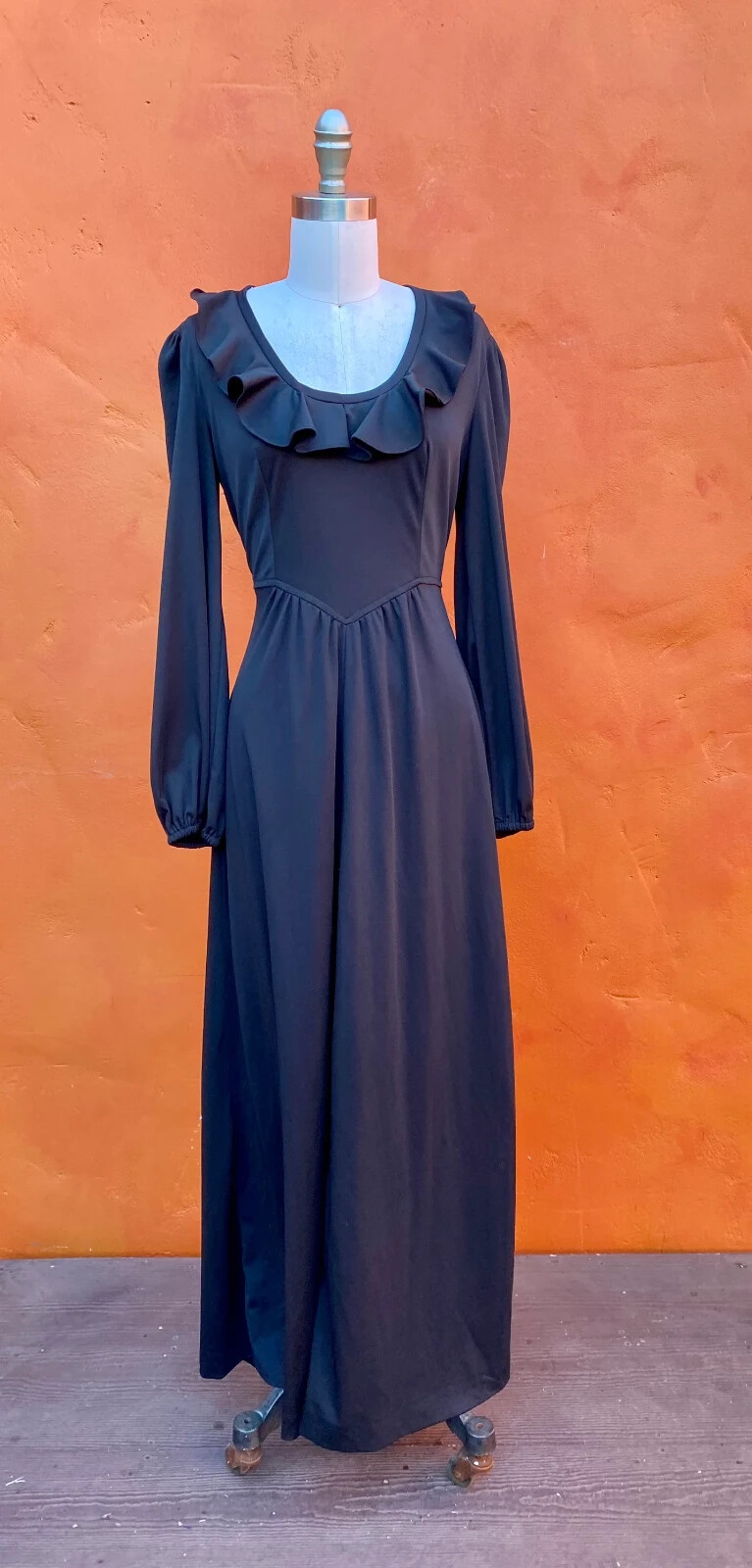 Dark Romantic Vintage 1970s Black Maxi Dress – Ruffle Collar Goth Gothic Witchy