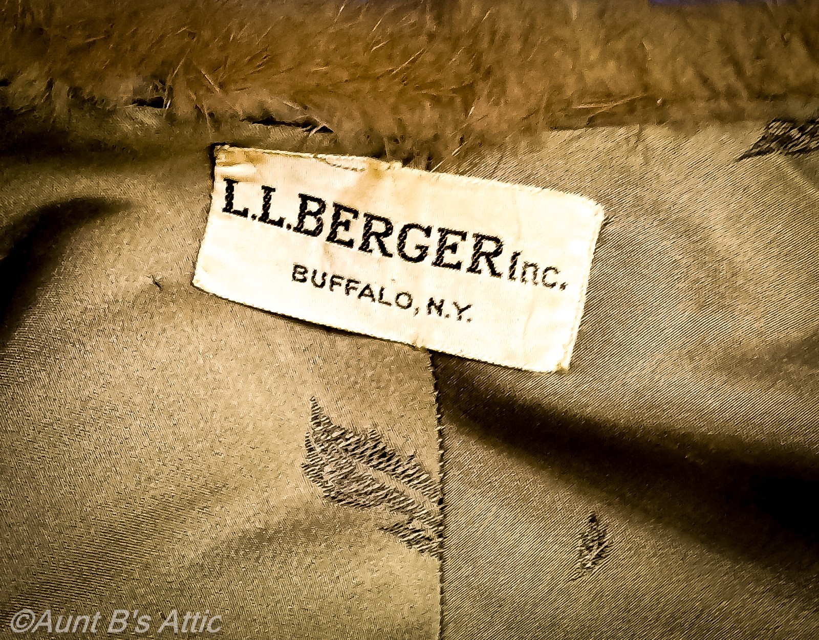 Stunning Luxurious Vintage 50’s-60’s Light Brown Mink Capelet From L.L. Berger S