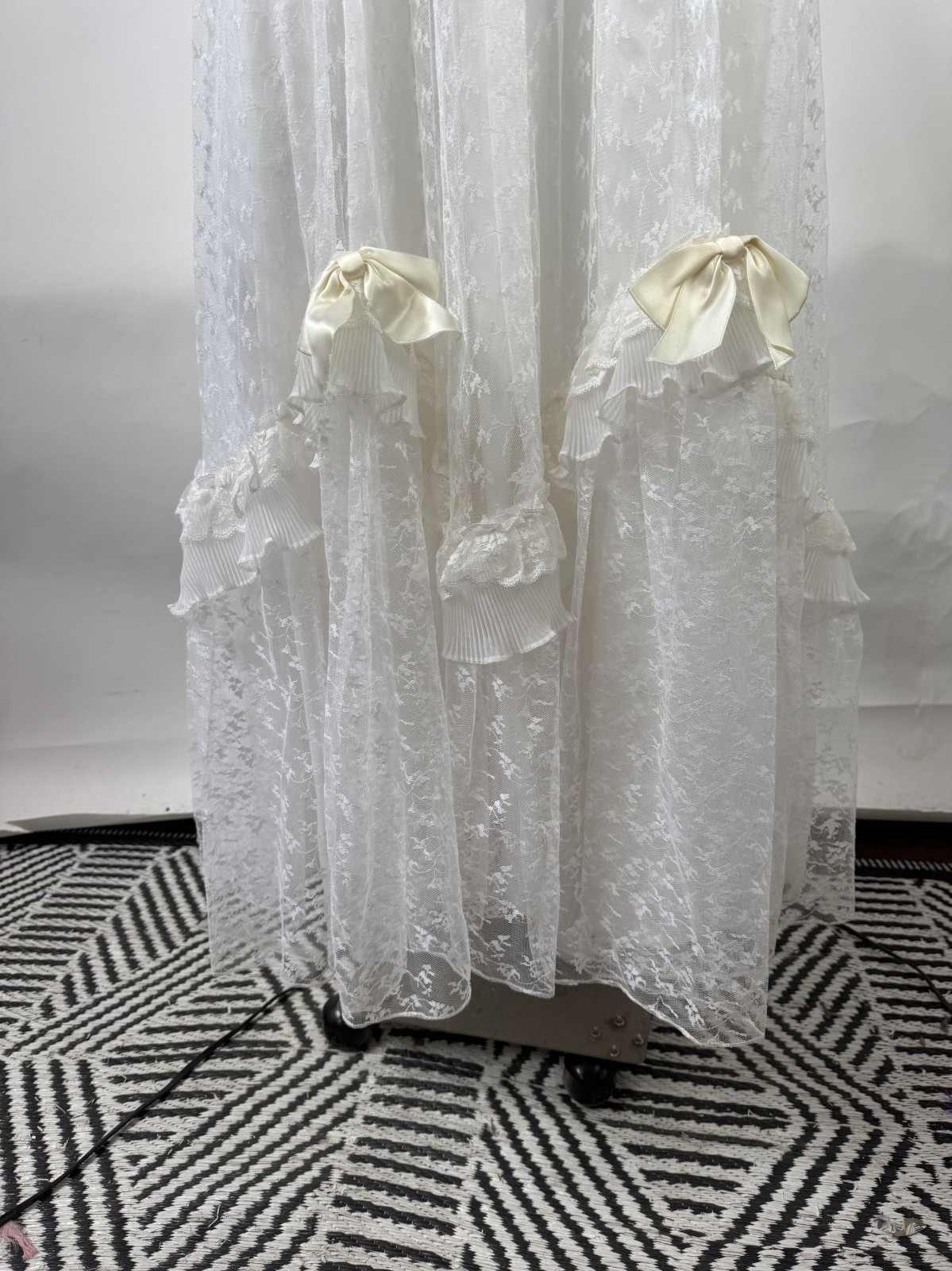 Vintage 70s White Lace Wedding Dress Size 8 With Satin Ribbons & Ruffled Necklin