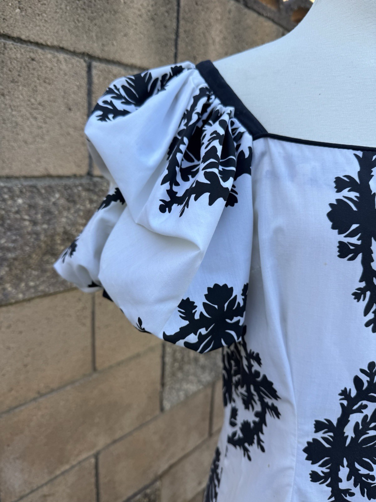 Vtg Mamo Howell Hawaiian Dress Muumuu Black White Puff Sleeve Sz 12 Ruffled Hem
