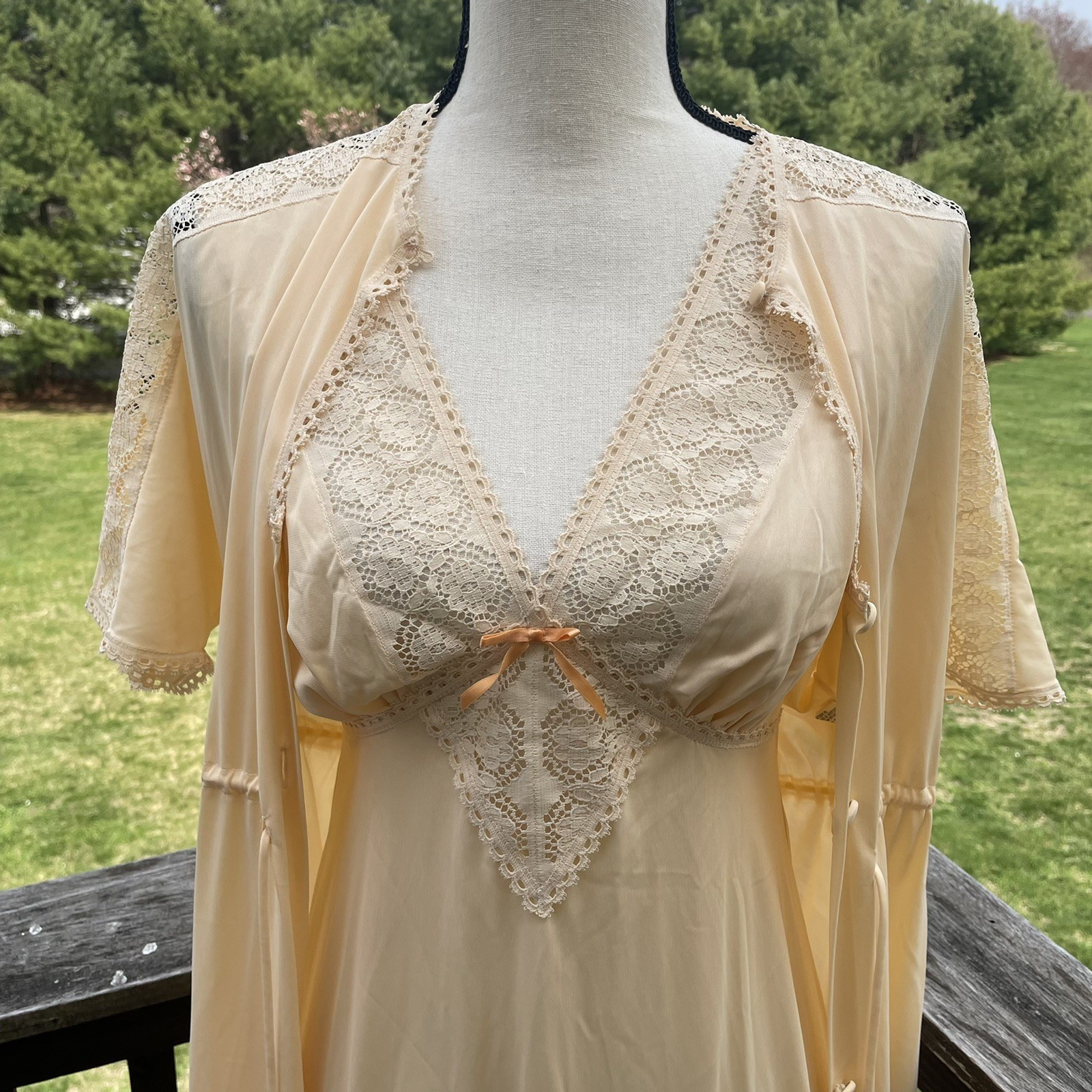 VANITY FAIR Peignoir Set Dressing Gown Robe Lace Peach Dainty Nylon 70s Vtg
