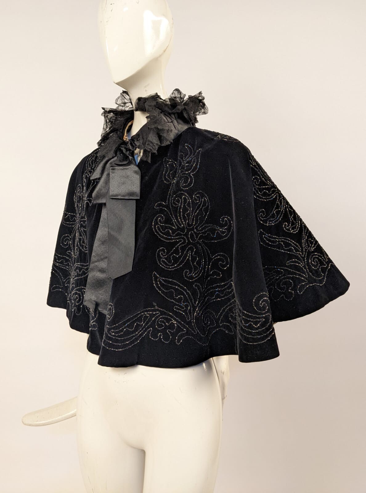 GOTHIC VICTORIAN BLACK SILK VELVET CAPE LACE TRIMMED COLLAR W BEADING