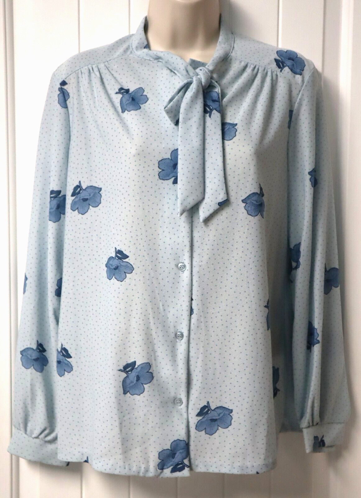 Vintage 1970s ECCOBAY long sleeve button up floral blue blouse size 13-14 (USA)