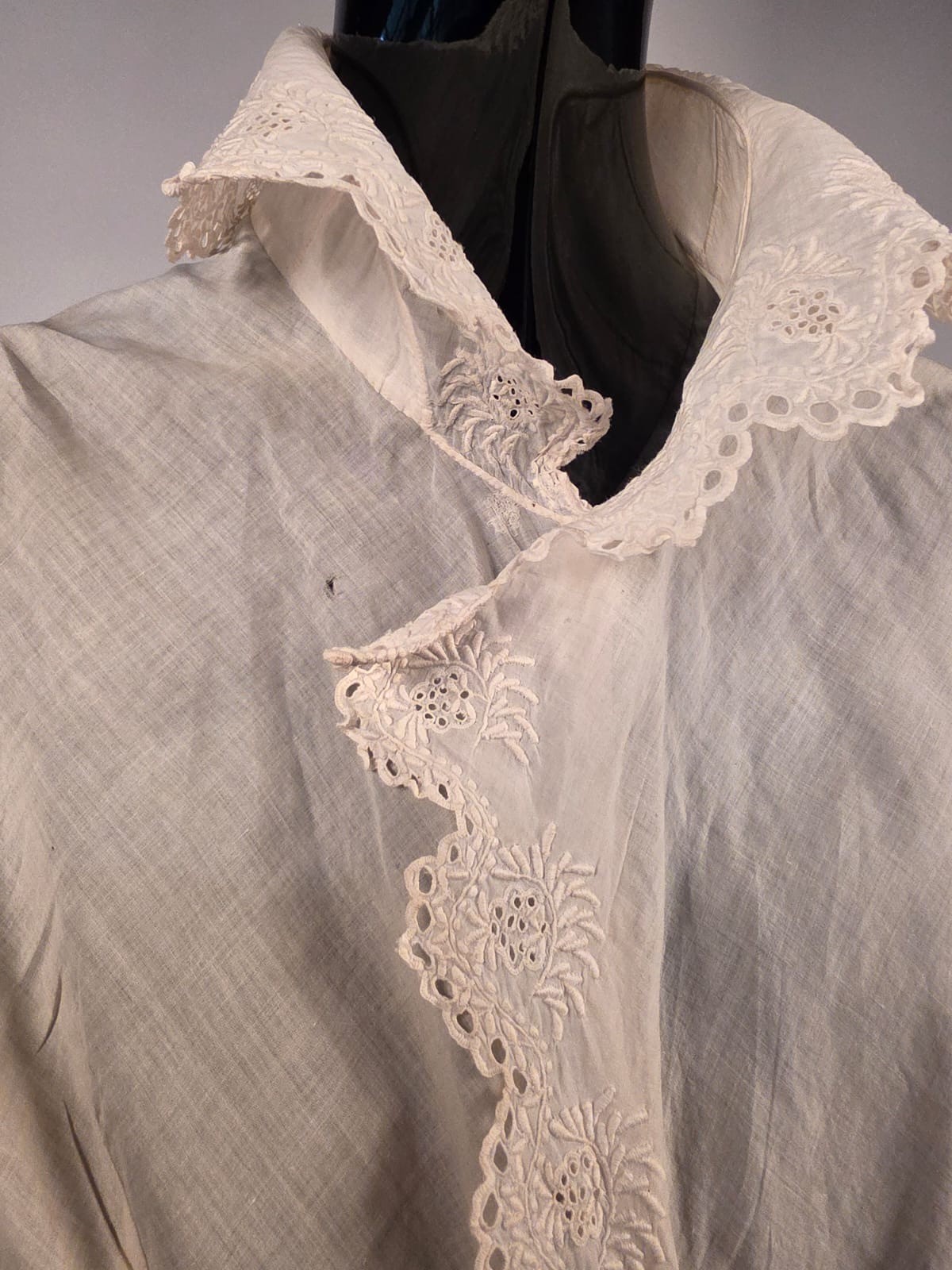 REGENCY 1815 HAND EMBROIDERED FINE COTTON DRESS W PUFF SLEEVES + STAND UP COLLAR