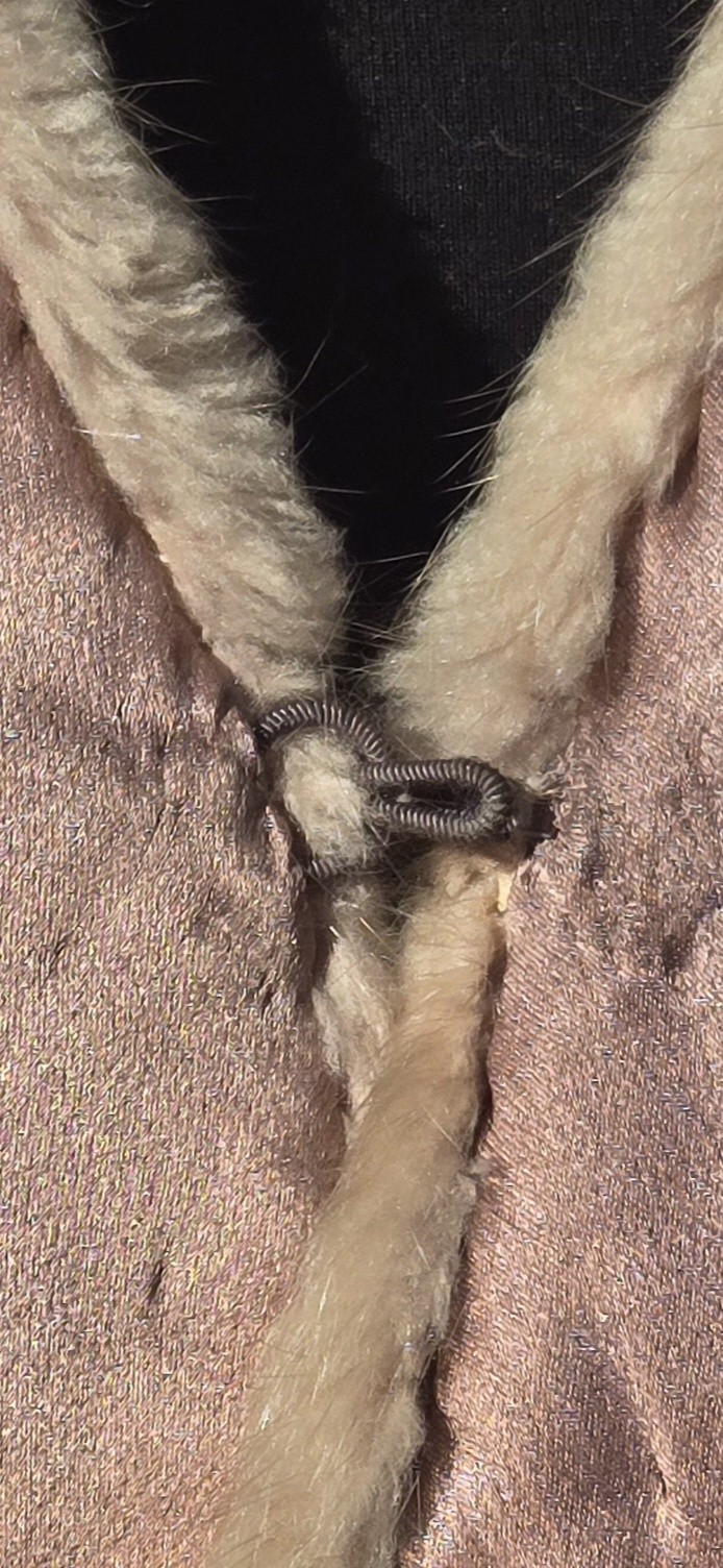 1950s BLONDE MINK FUR CAPELET w/POCKETS & SATIN LINING 21″ Shoulder 15″ Length