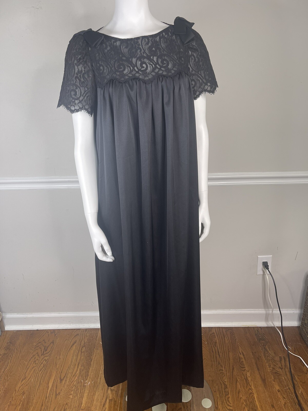 Vintage Black Rosa Puleo-Szule Lily Of France small Nylon Nightgown lace bow 60s