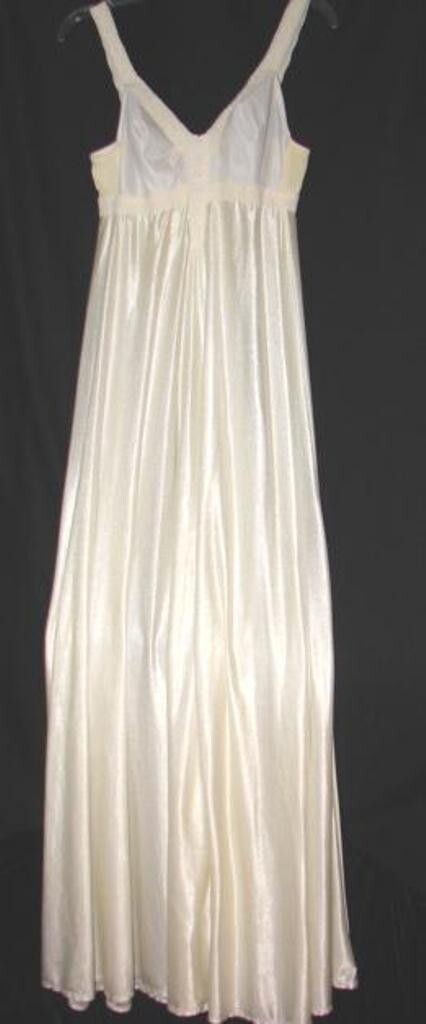 Vintage Off White Nightgown 80% Nylon 20% Spandex Size M timeless Design Gown