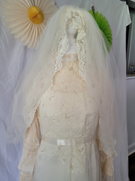 VINTAGE ALFRED ANGELO EDYTHE VINCENT ’70S BOHO PRAIRIE LACE WEDDING DRESS & VEIL