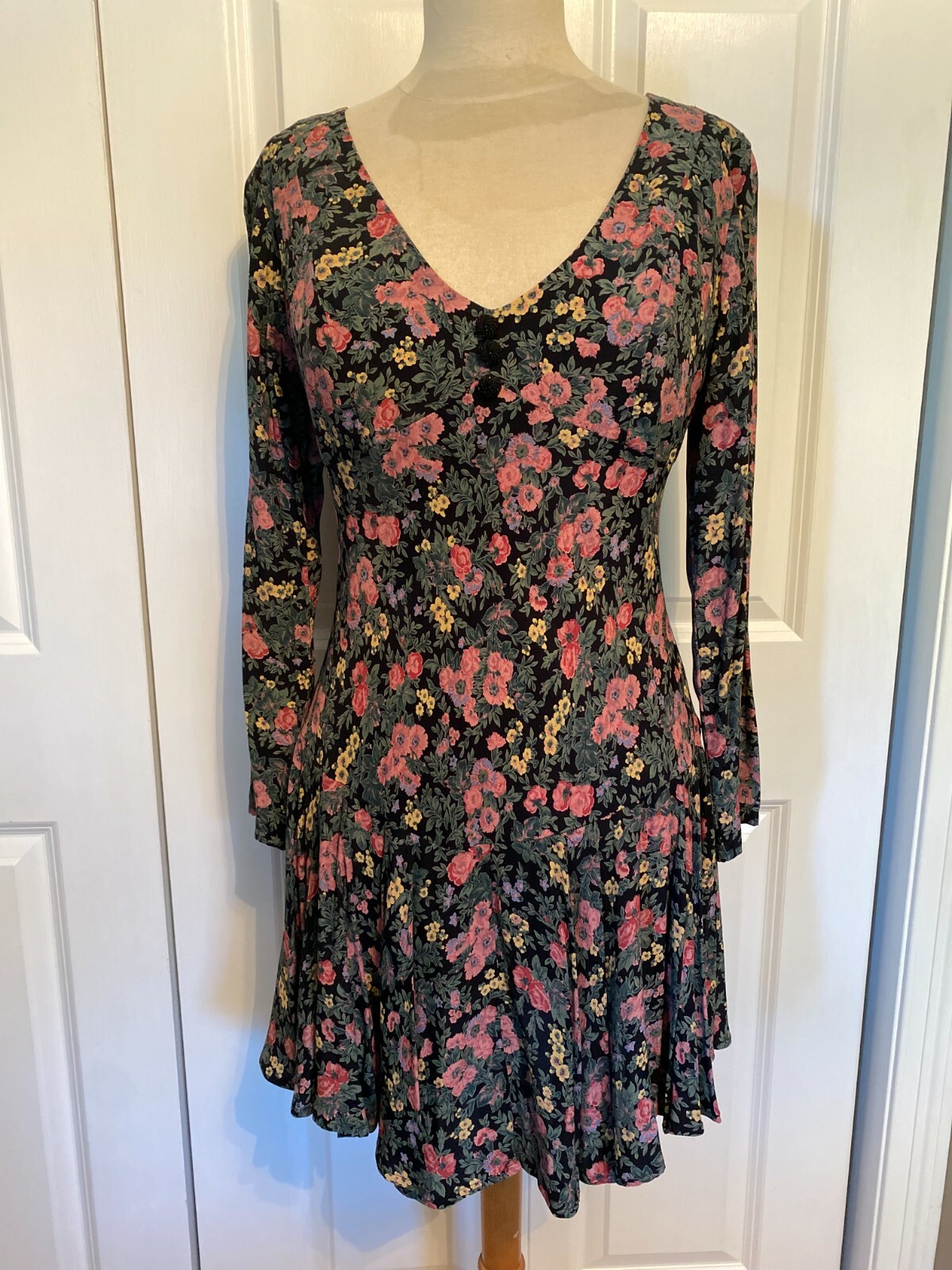 Mica vtg 1990s V-neck V-back short flirty fitted dress black pink flowers Sz M 8