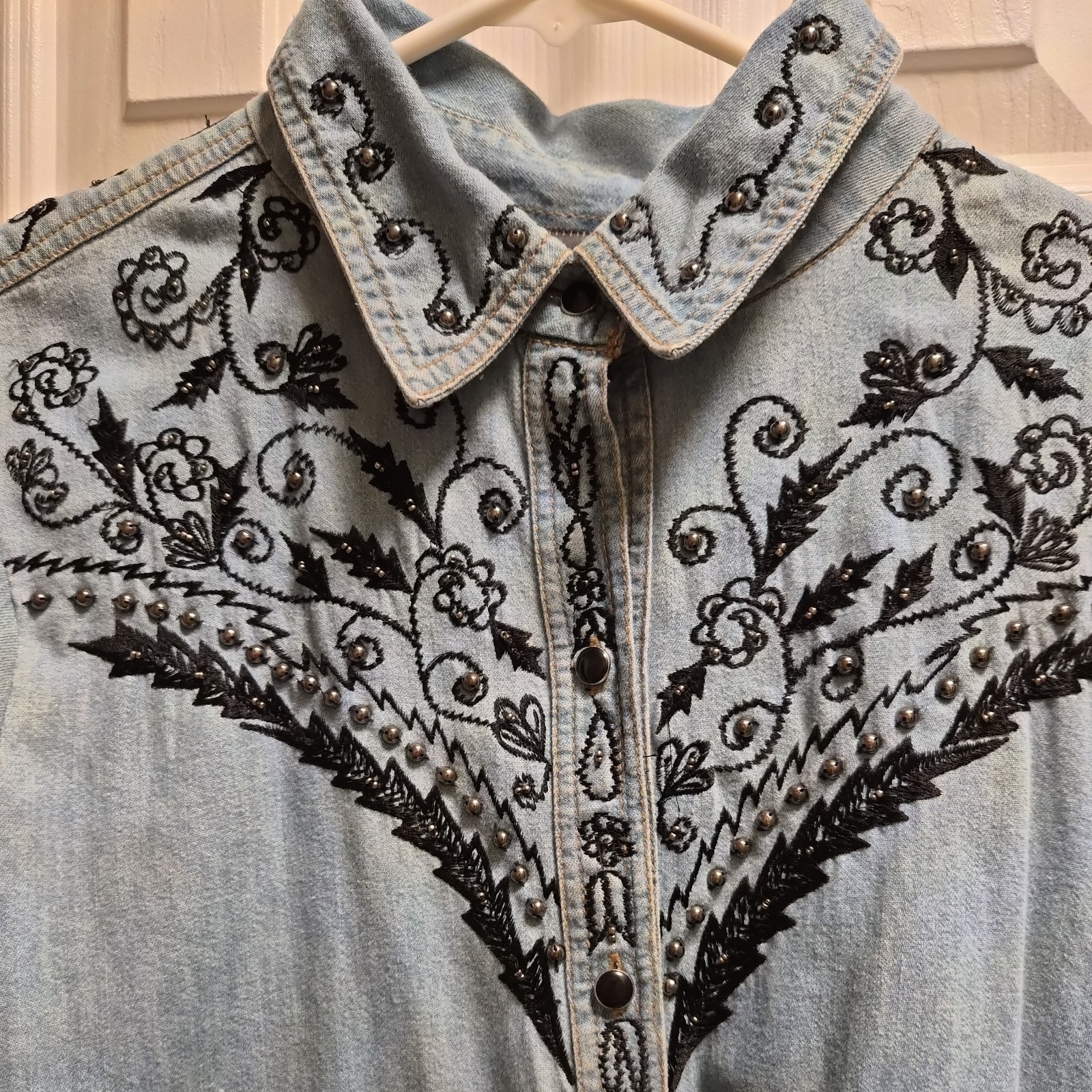 Vintage Collection Western Shirt, Embroidered and Beaded. Size SMALL. No Flaws.
