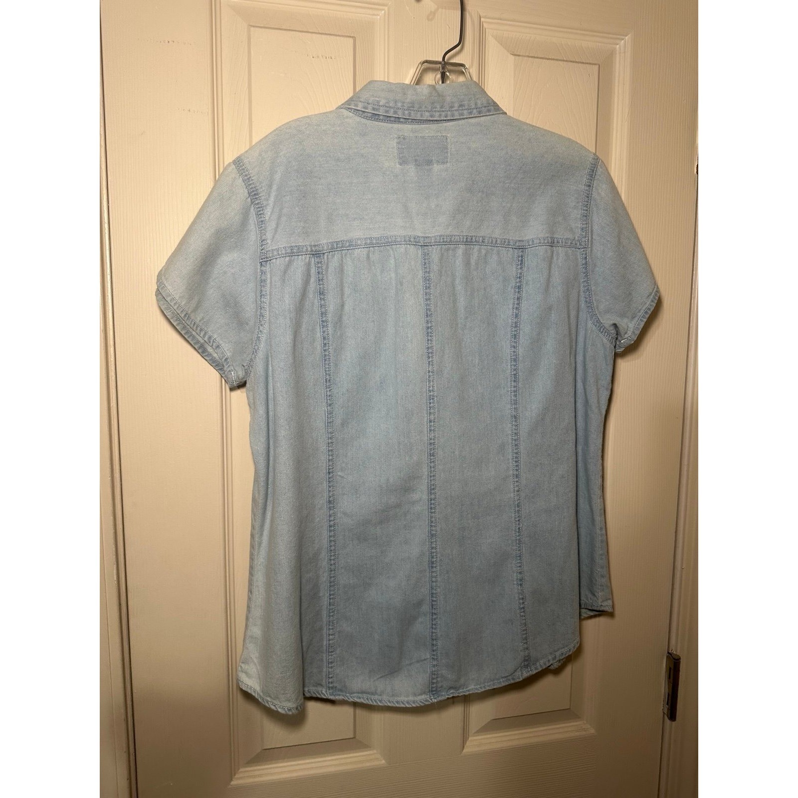 Vintage Denim Republic Denim knot style button-up shirt with a fitted type curva