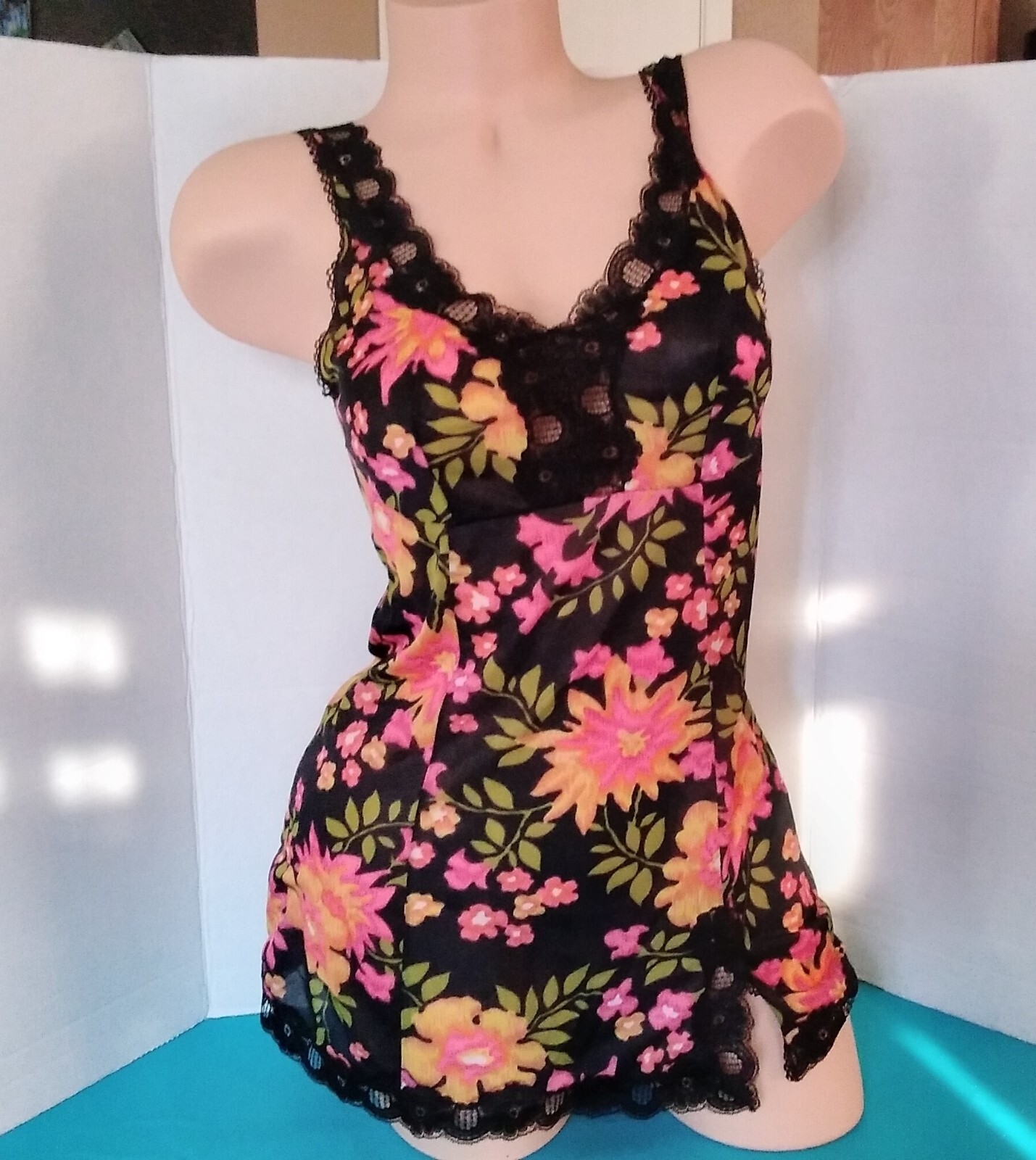 Vintage European 60-70’s Retro Groovy Lacey Short Babydoll Nightie Size S-M