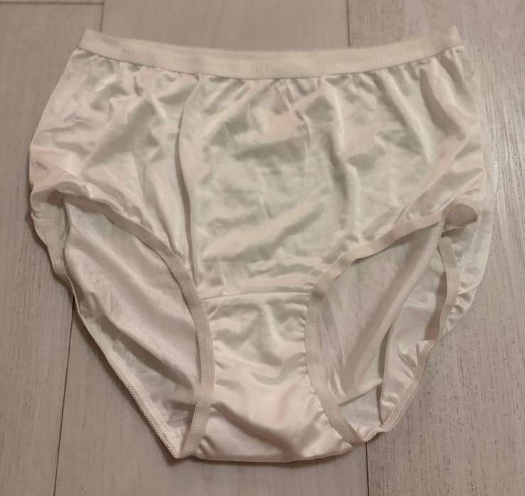 Vintage Comfort Choice Nylon Silky Panties Sz 8 – White