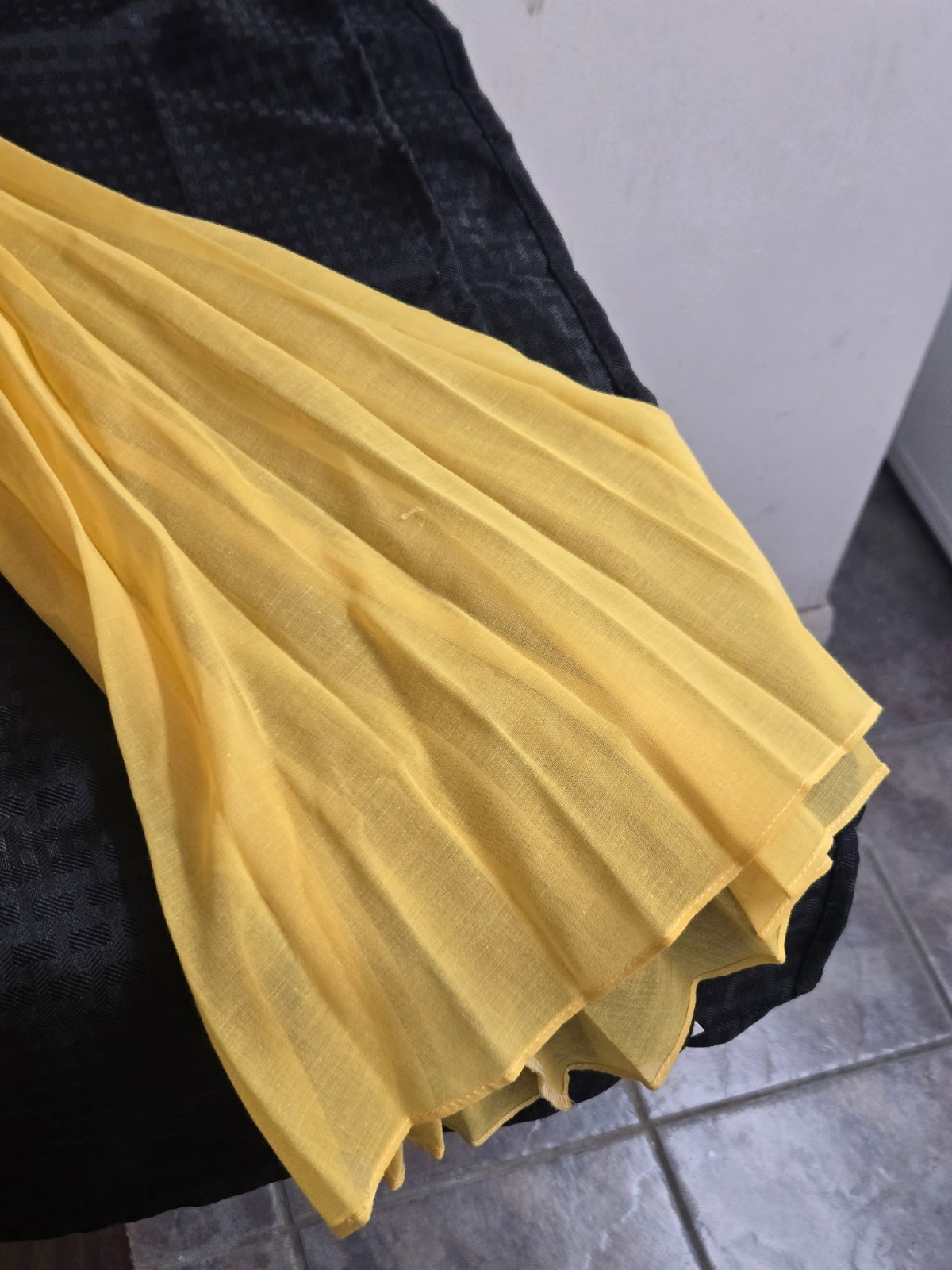 Vtg. Shapely Classic 1970s top; yellow dacron/cotton, pleated sleeves.