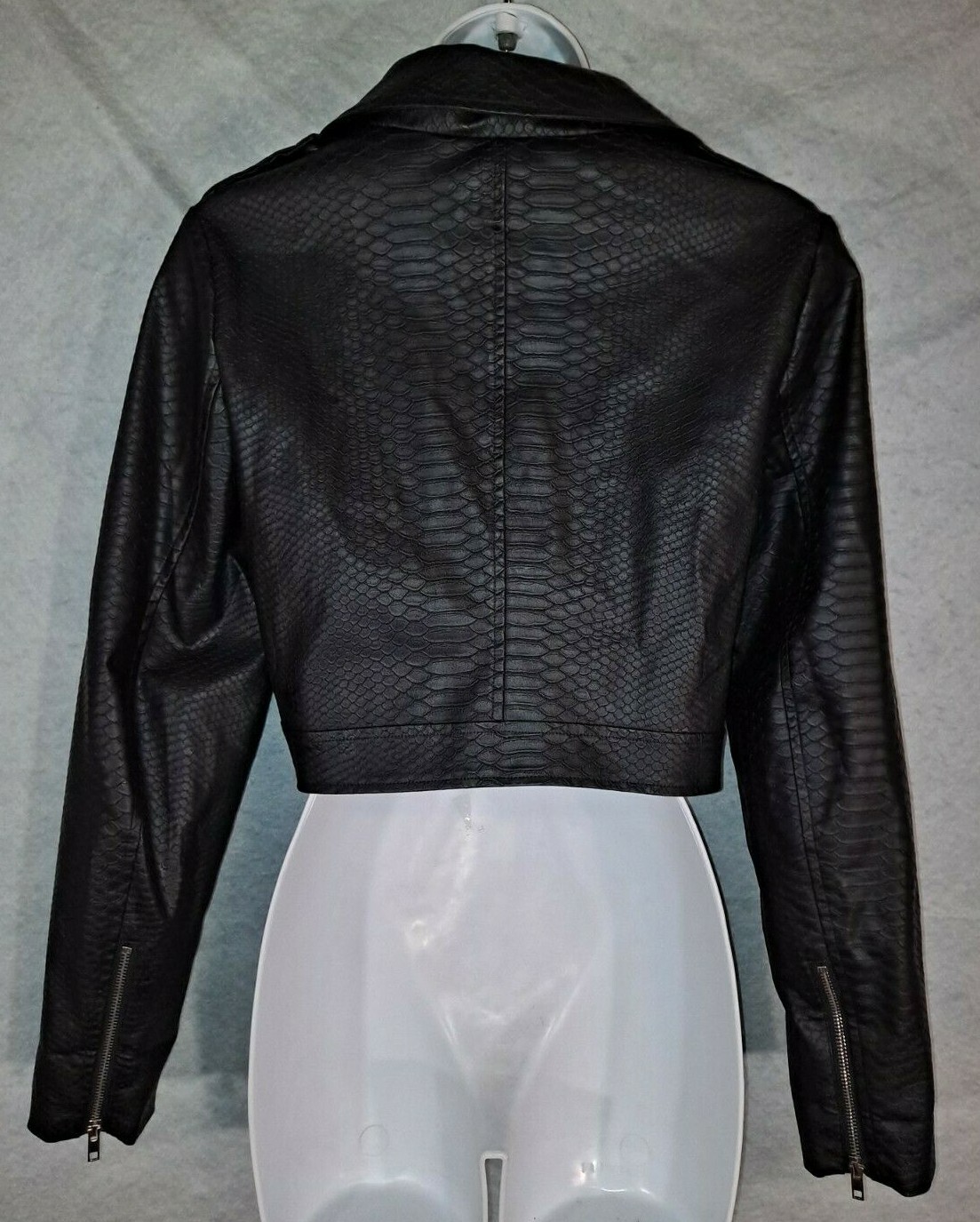Black Cropped Biker Girl Jacket Ladies Small Polyester „Looks Like Real Leather”