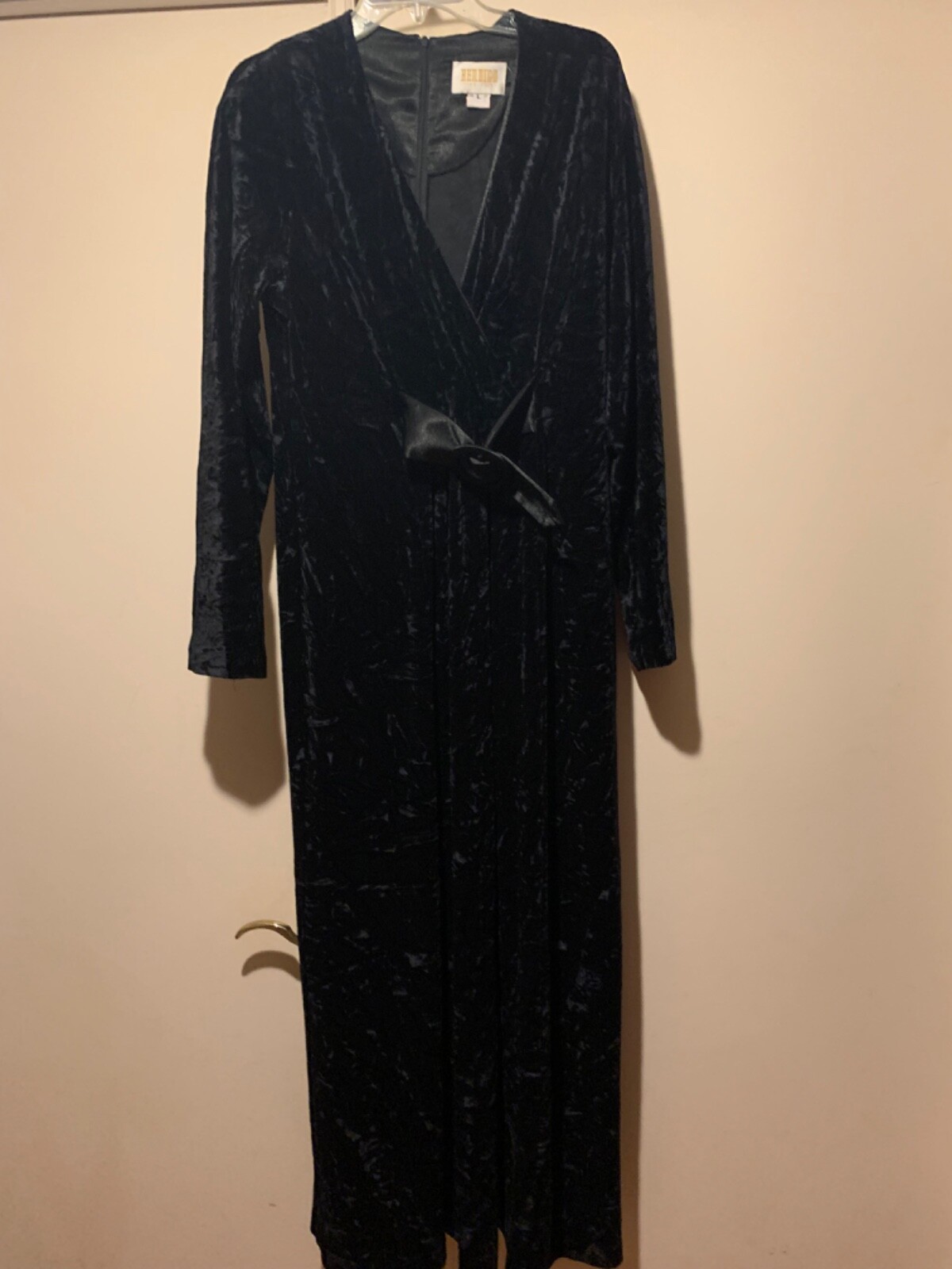 Vintage Bendigo Impressions Women’s Black long sleeve velour robe Size Large