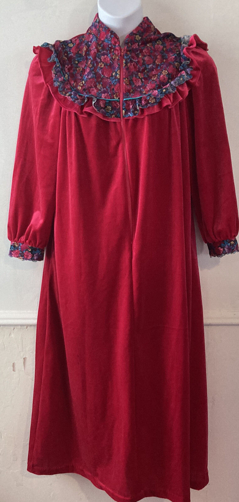 Vintage LARA DEE Red Velvet Ruffle Nightgown Size Medium M Zip Up Warm j268