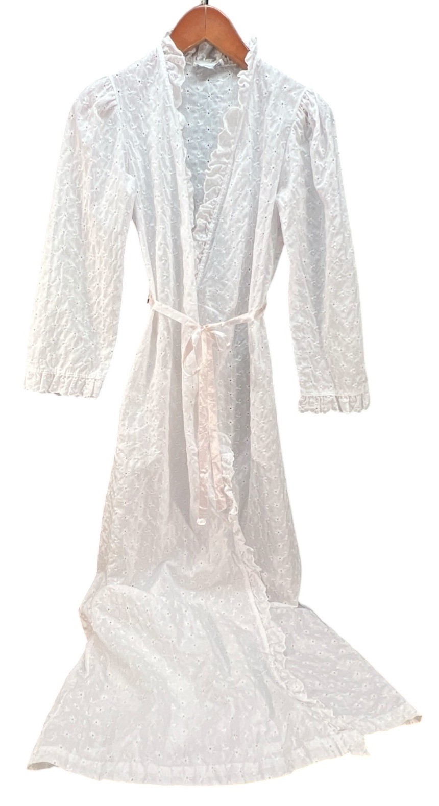 Night Flowers Vtg eyelet Tie Robe Women’s S Ruffled Collar Long Granny Core USA