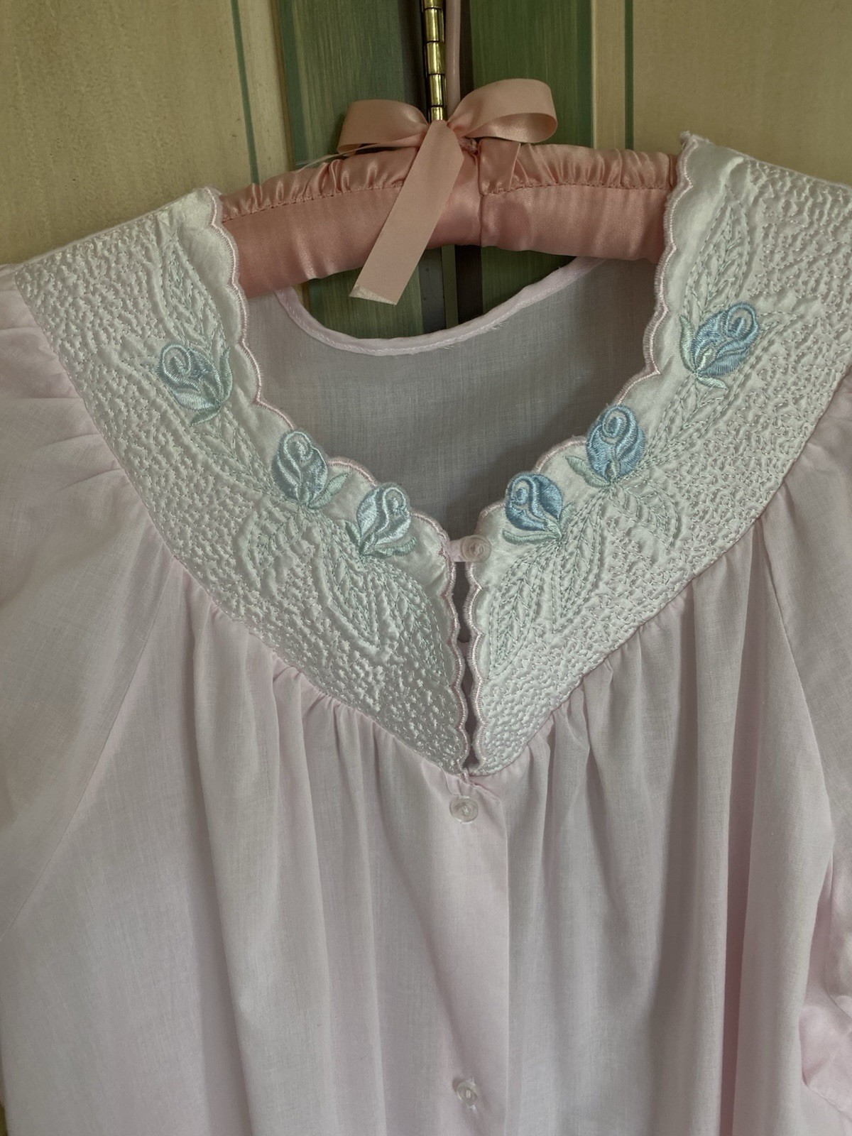 GORGEOUS VTG Pink Cotton Scalloped Embroidered Collar Nightgown Ruffled Sleeves