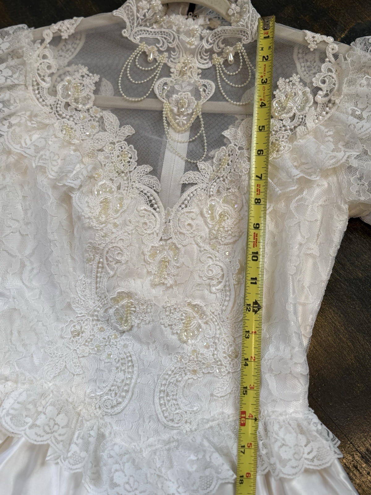 Vintage Bridal Gown Wedding Dress – White- Lace- Beautiful Detailing Medium 6-8