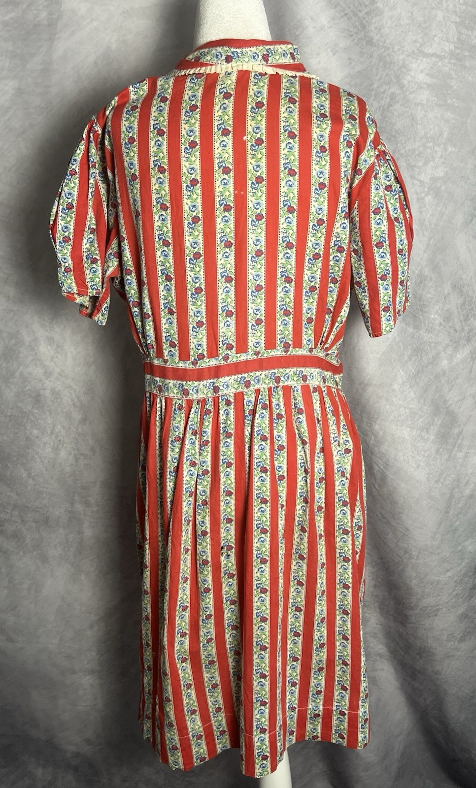 Vintage 1940s Red Cottage Floral Cotton House Dress Ruffle Trim Patch Pockets L