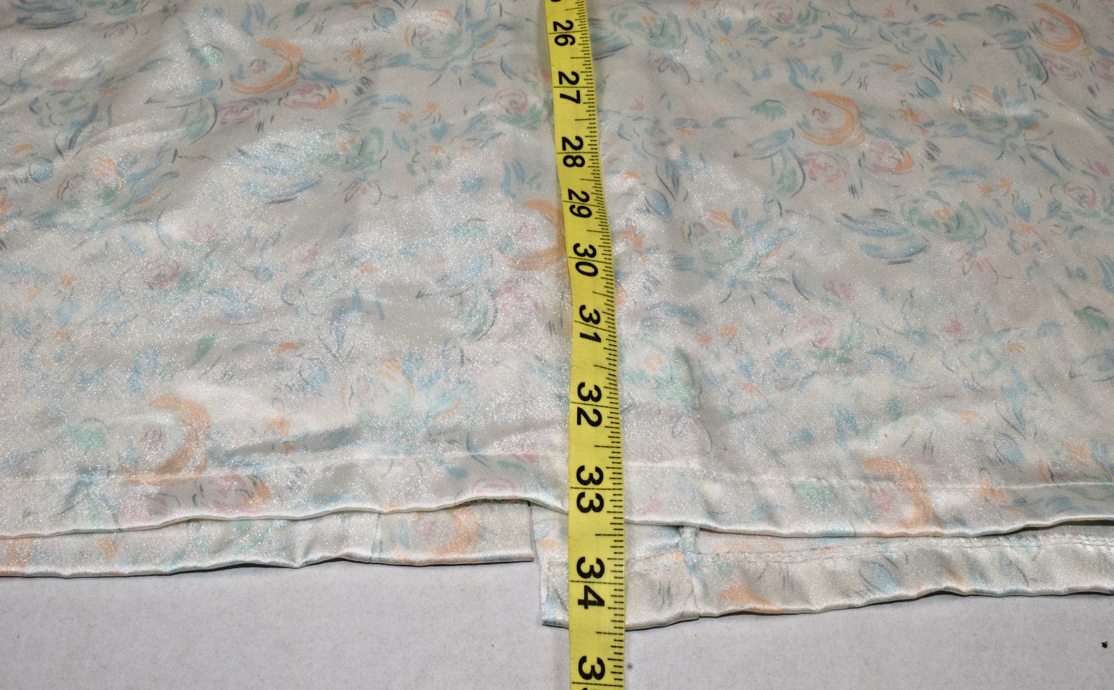 Vintage Robe Circa 2000 Size M 70s Pearly White Pastel Floral No Belt Made USA