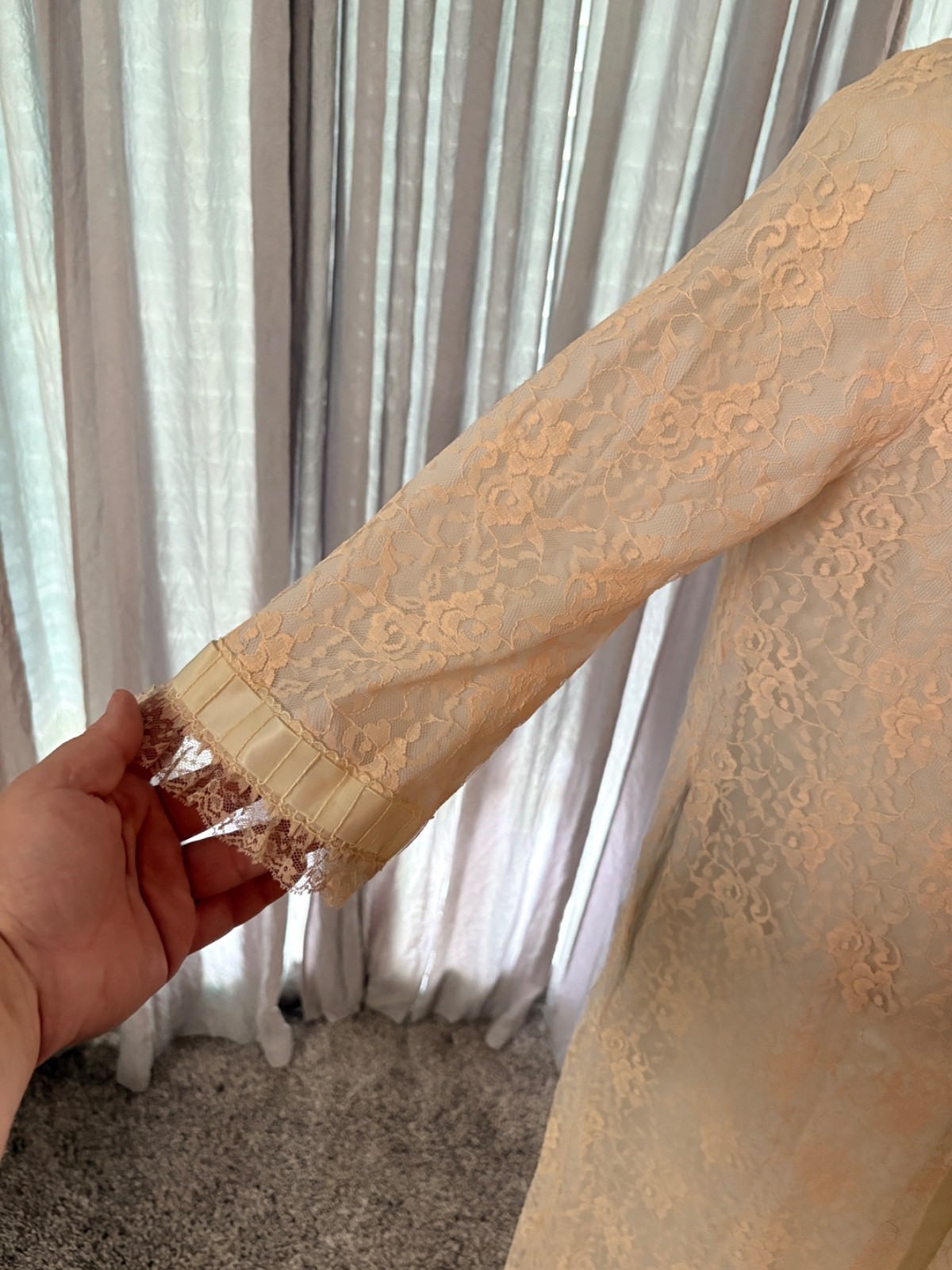 Keyloun Dressing Gown, Old Hollywood Robe, 50’s to 60’s Vintage Lace Robe Medium