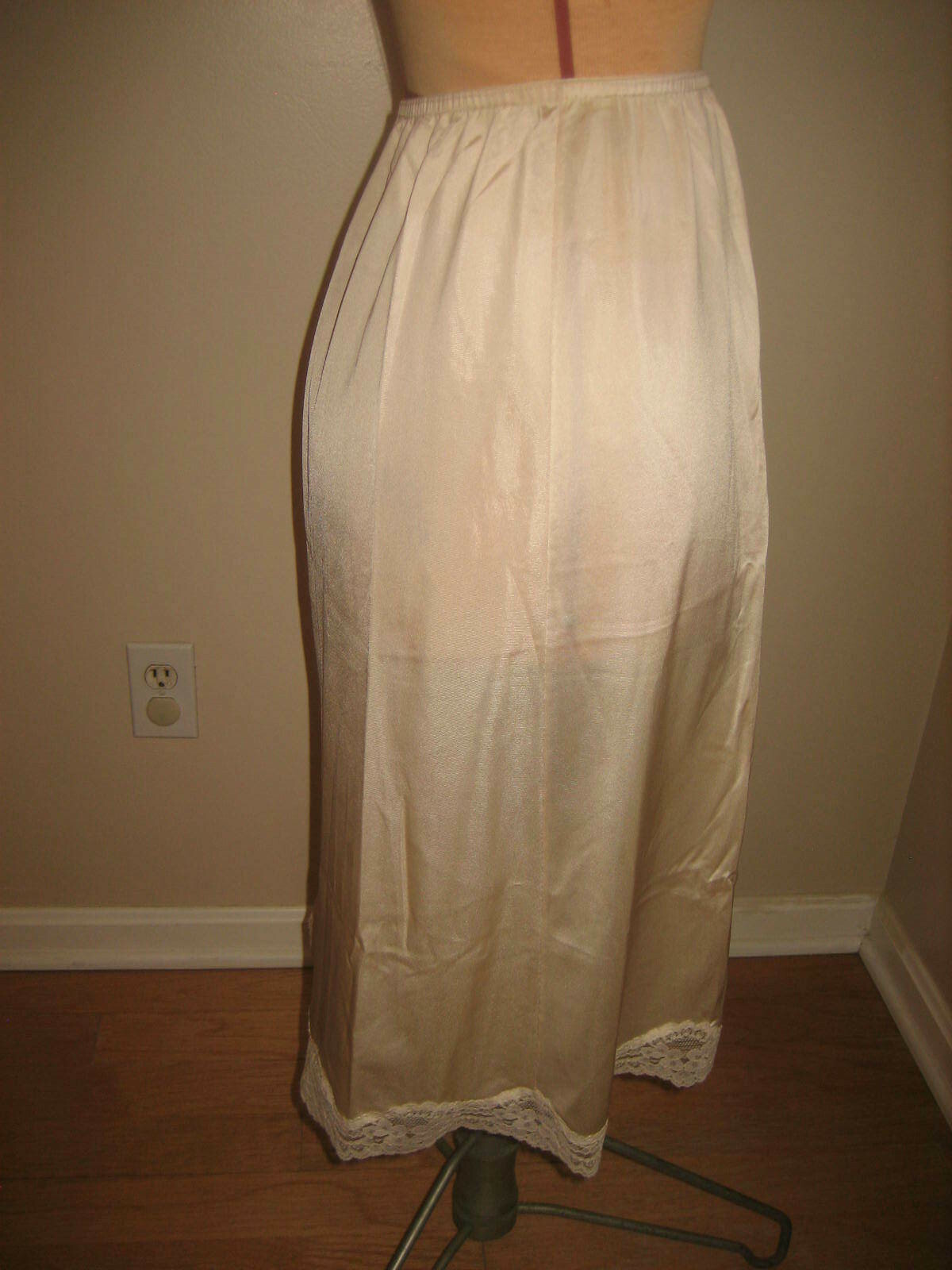 GREENCO MAID Beige Nylon Half Slip, Scallop Lace Hem – Size M – USA
