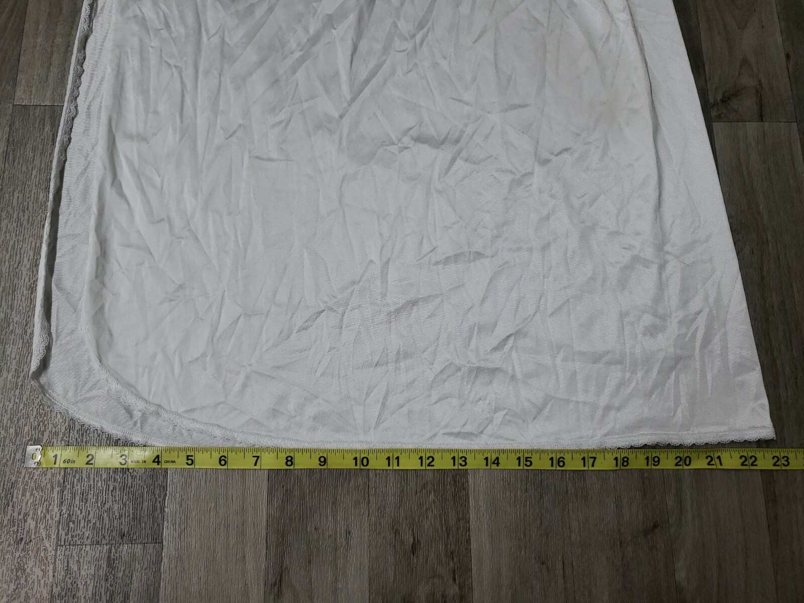 VASSARETTE – WHITE NYLON HALF SLIP W 19” SLIT – SIZE 32″ – L / 42 #11-122