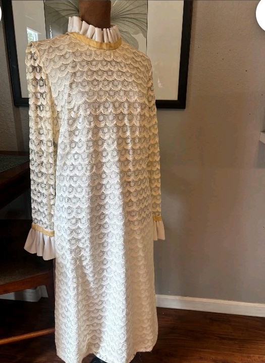 Vintage Jerrie Lurie Dress Women’s Size 8 Cream Lace Bell Sleeve Midi 60s-70s