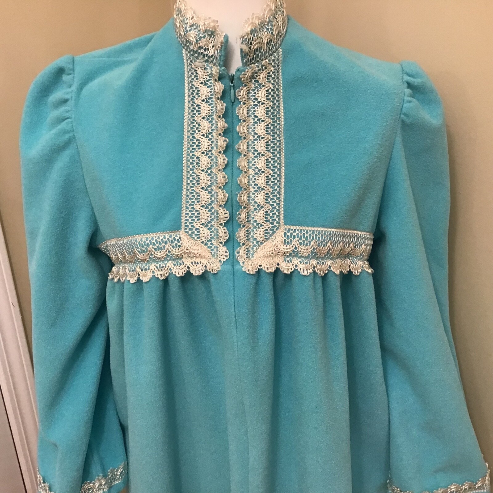 VTG Blue Robe Lace Stand Up Collar Puff Sleeves Pockets Grannycore Small USA