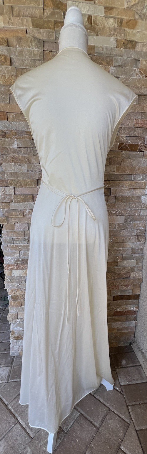 VTG Vanity fair chemise Size 34 Empire Waist Deep V-Neckline In Ivory, wedding