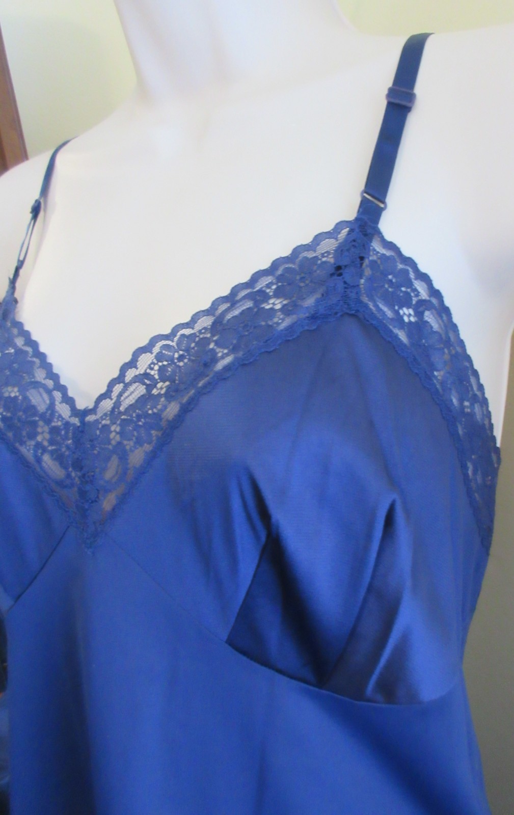 vintage size 36 VANITY FAIR MIDNIGHT BLUE mega LACE NYLON full slip NIGHTGOWN