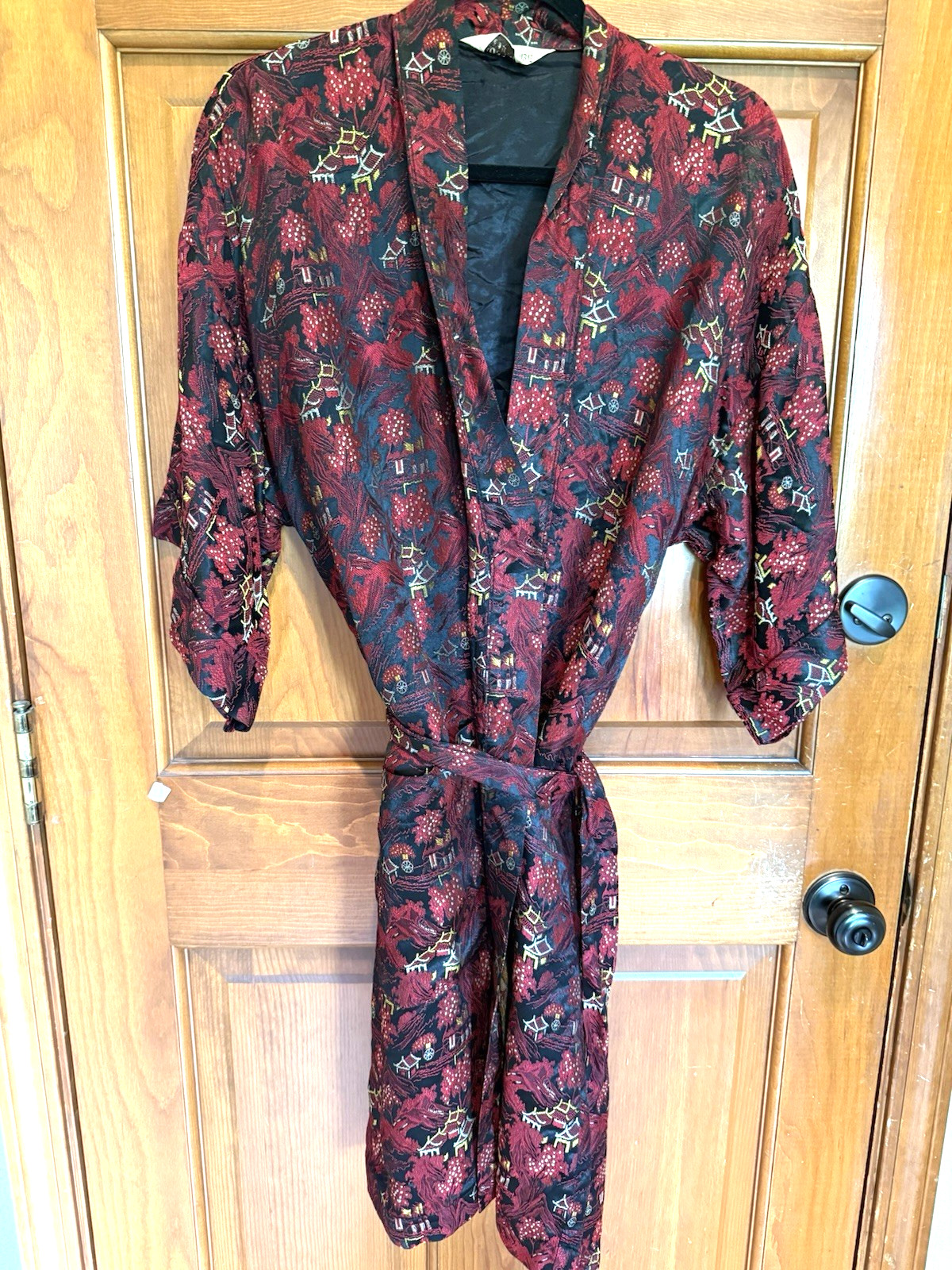 Vtg Kimono Robe Black/Red Multicolor Silk Tapestry Women’s Jacket robe One size