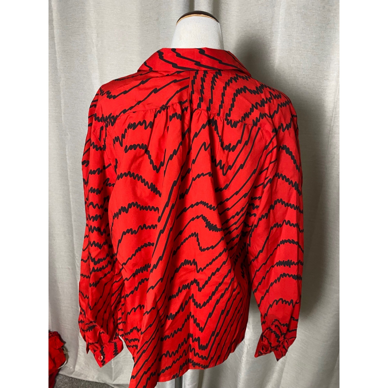 Vintage Shapely Red Black Abstract Squiggle Stripe Button Down Blouse 80s 90s 12