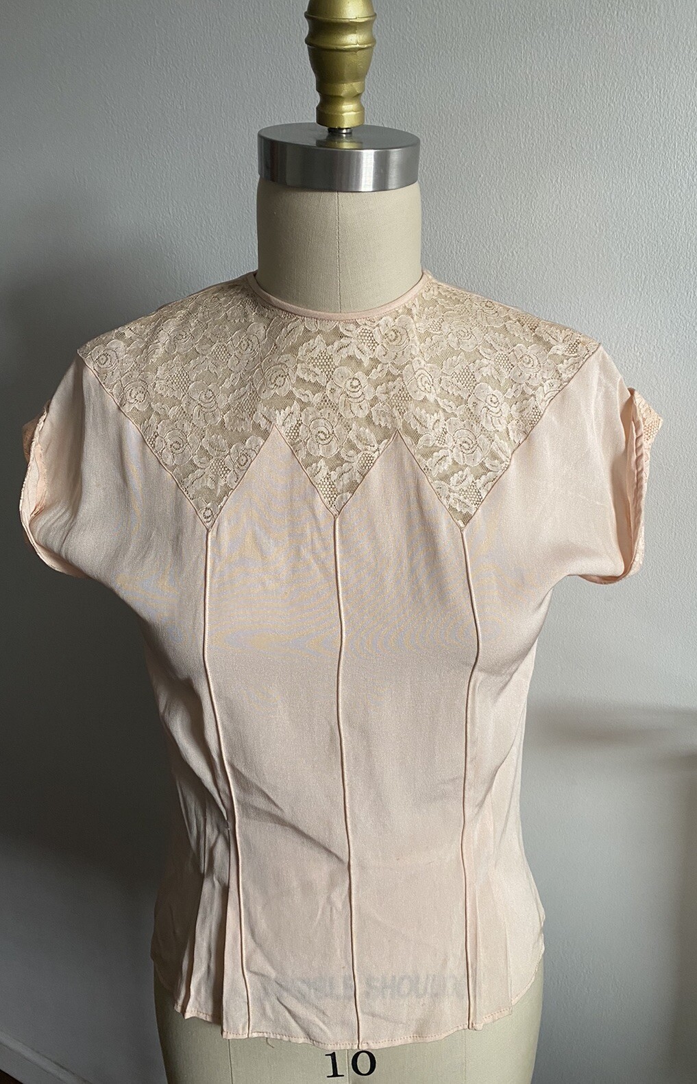 Vintage Blouse Lace Detail Pale Pink Size 32 Button Back Short Sleeves Fitted