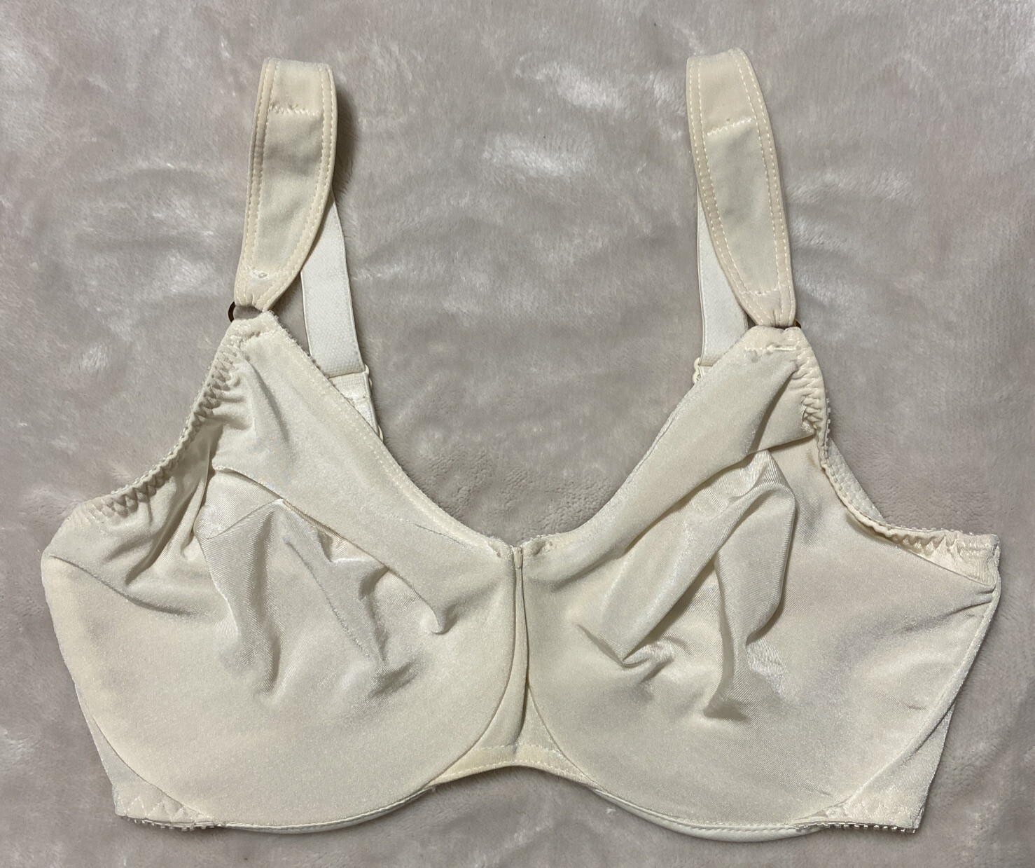 Olga~Vintage~Bra~Size 36DD~Underwire~Mesh Cup~Adjustable~35009~Ivory~EUC