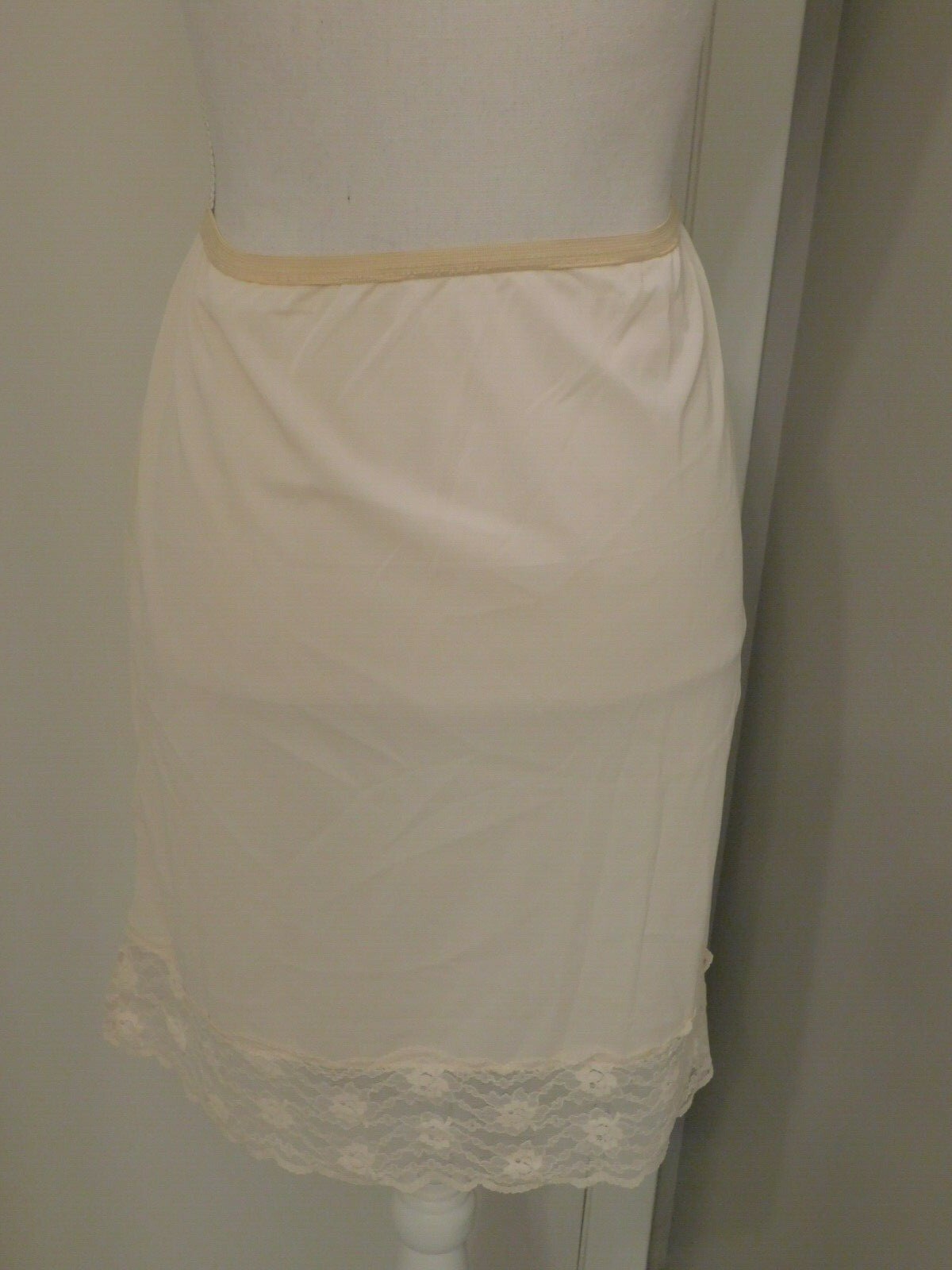 Vtg 1960 Greenco Maid Tricot Size Medium Beige Peach Half Slip Rose Lace Design