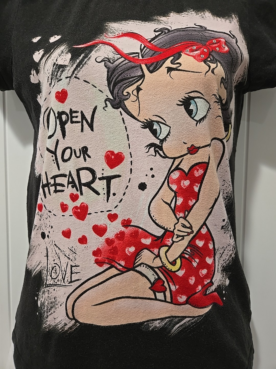 Vtg. Betty Boop T-Shirt „Open Your Heart” Black Short Sleeve Rhinestone Bow- M