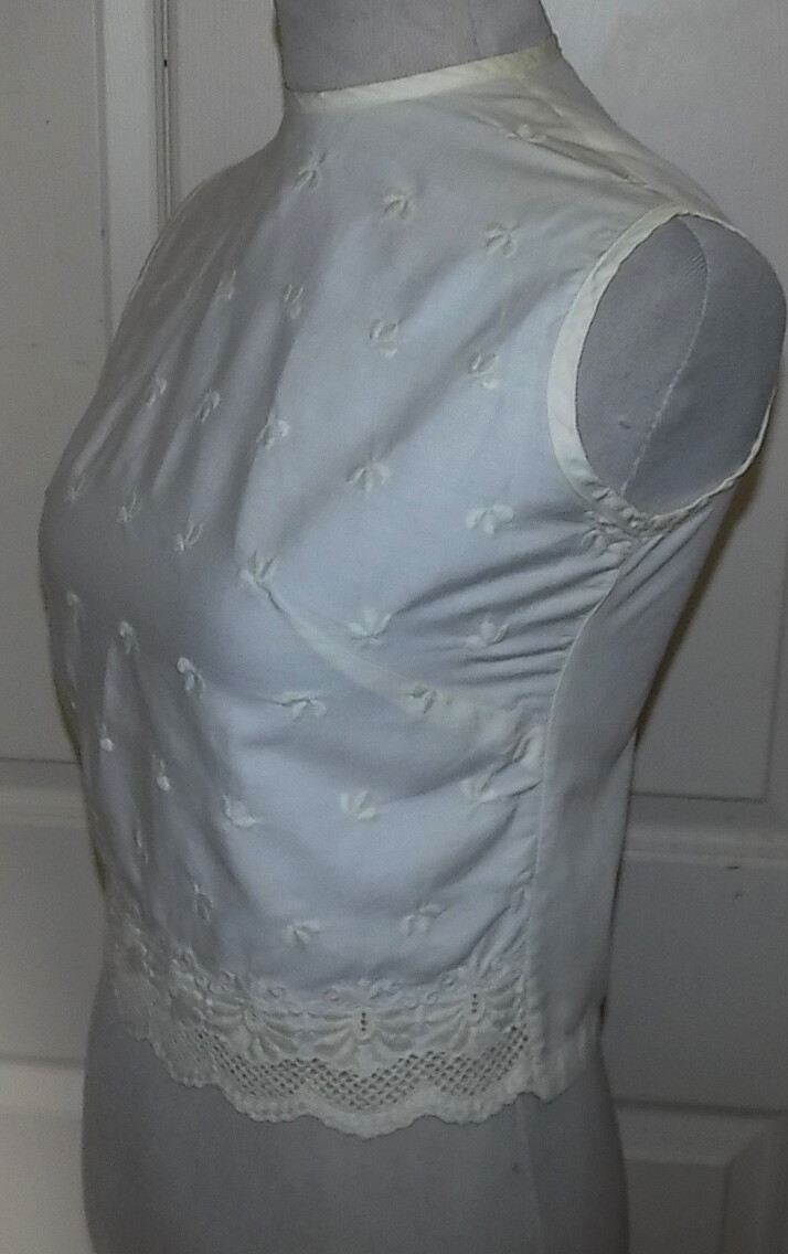 Vintage White Embroidered Sleeveless Top Blouse Best & Co. B34
