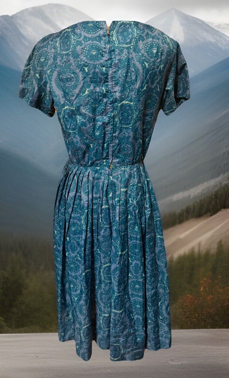 Gilden Paisley Medallion Dress Shimmery Glam Chic Timeless Classic Modest Vintag