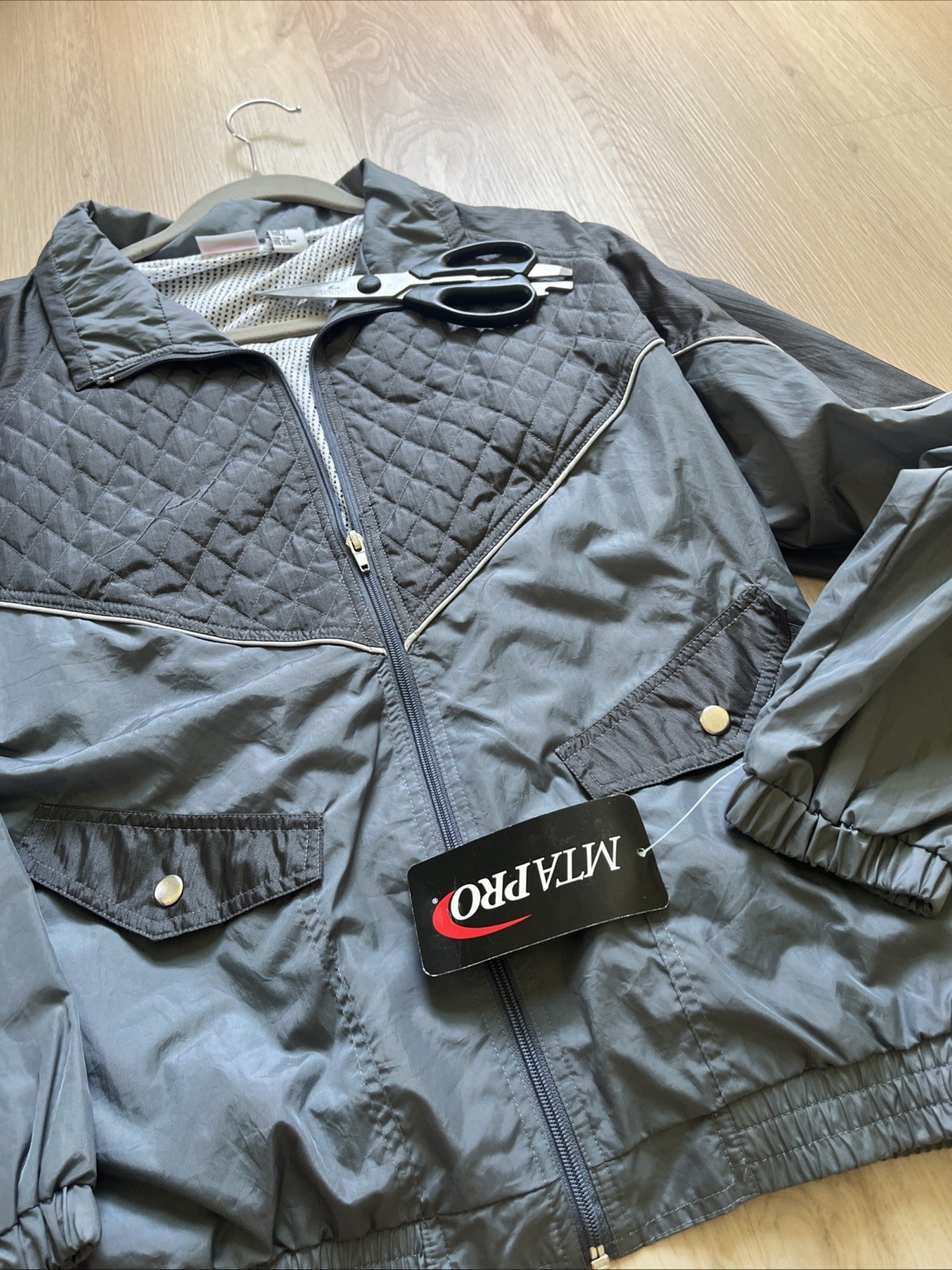 VTG Woman’s Plus Size 1X Nylon Athleisure Windbreaker Zip Jacket Mesh Lined Gray
