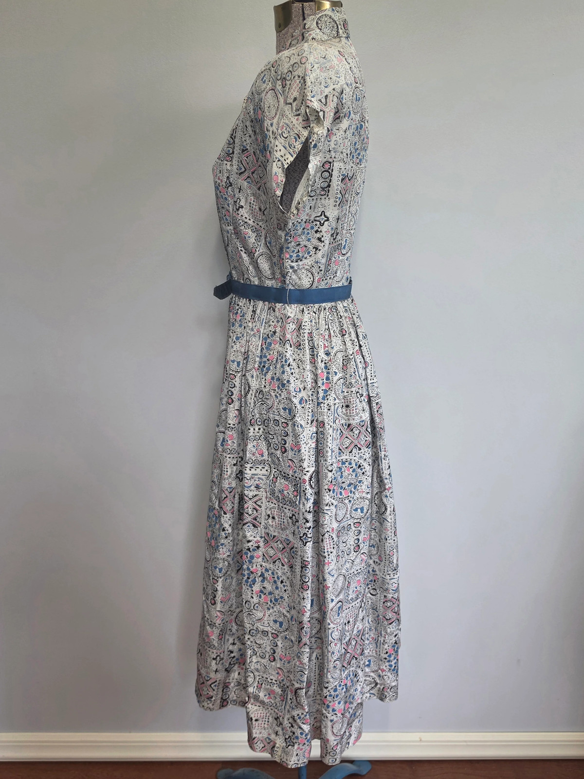 Vintage 1940s 1950s White Blue Pink Abstract Novelty Print Dress Animals Birds