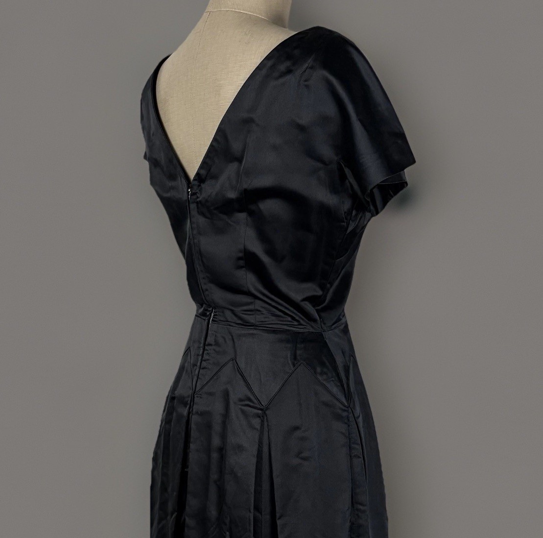 VTG 50s Dynasty Cocktail Dress Black Silk Taffeta Darts Pleated Low Back Size XS
